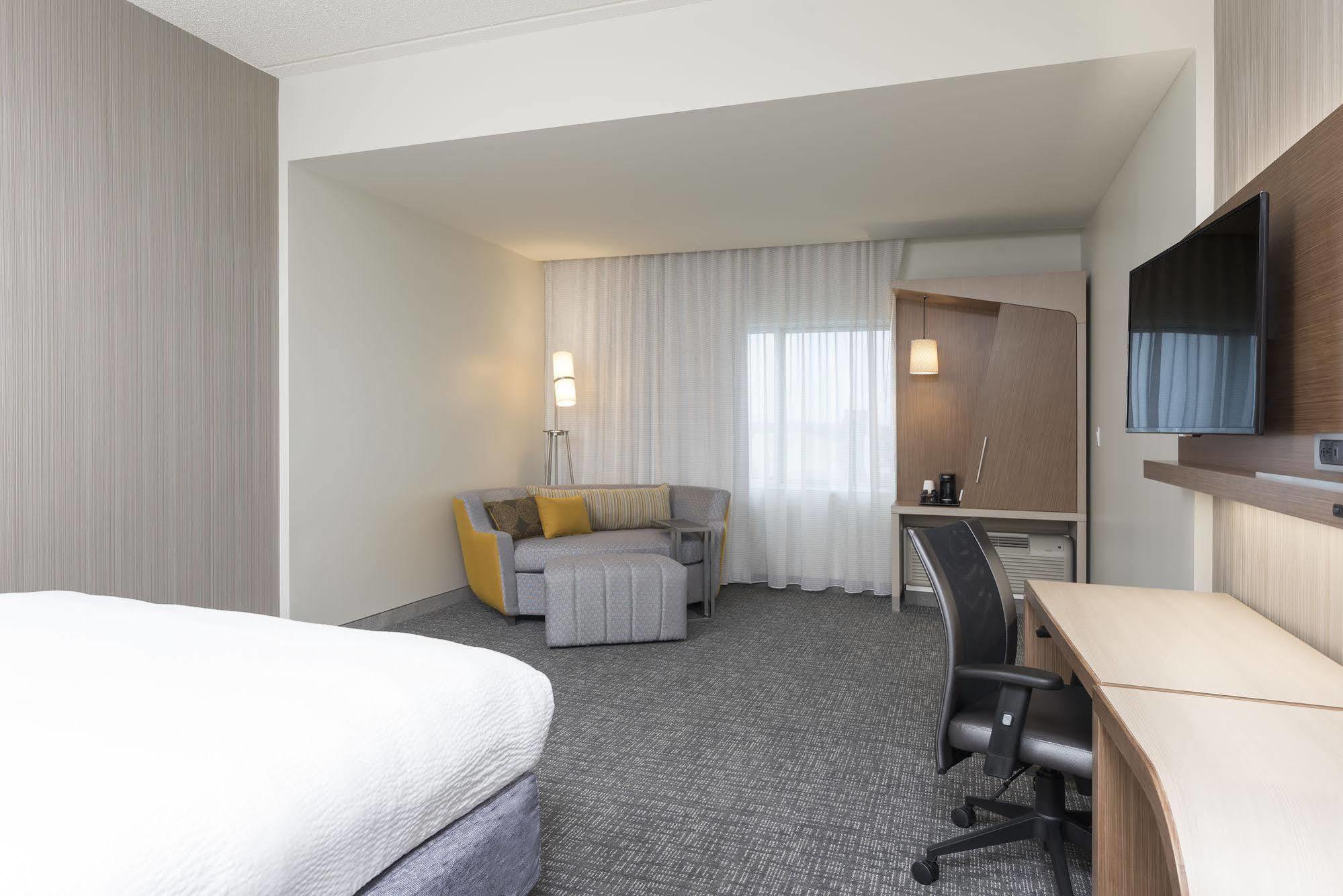 Courtyard By Marriott Mt. Pleasant At Central Michigan University Mount Pleasant Zewnętrze zdjęcie
